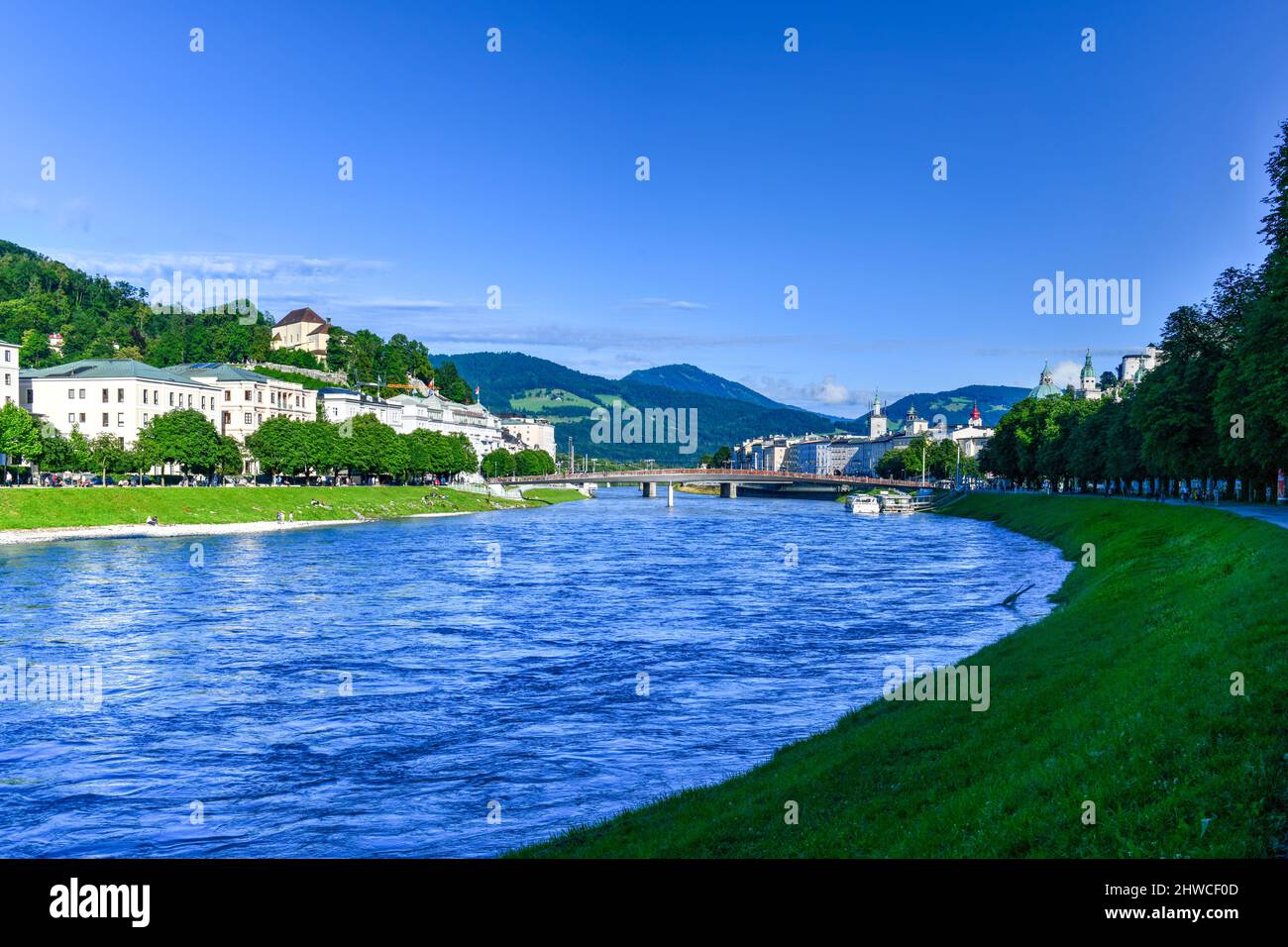 Splendida giornata estiva lungo il fiume Salzach a Salisburgo, in Austria. Foto Stock