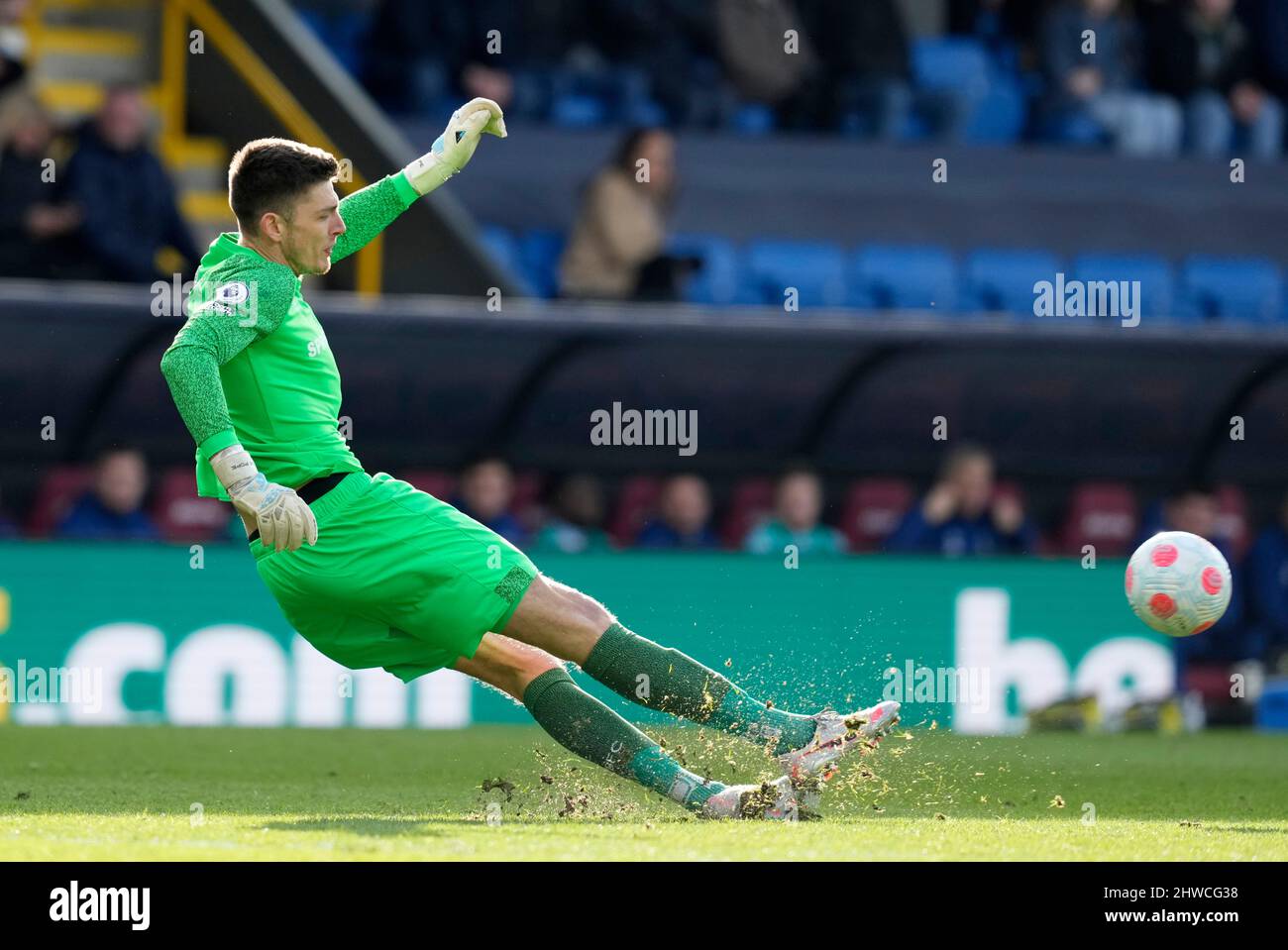 Burnley, Inghilterra, 5th marzo 2022. Nick Pope di Burnley scivola mentre prende un calcio di gol durante la partita della Premier League a Turf Moor, Burnley. Il credito d'immagine dovrebbe leggere: Andrew Yates / Sportimage Credit: Sportimage/Alamy Live News Foto Stock