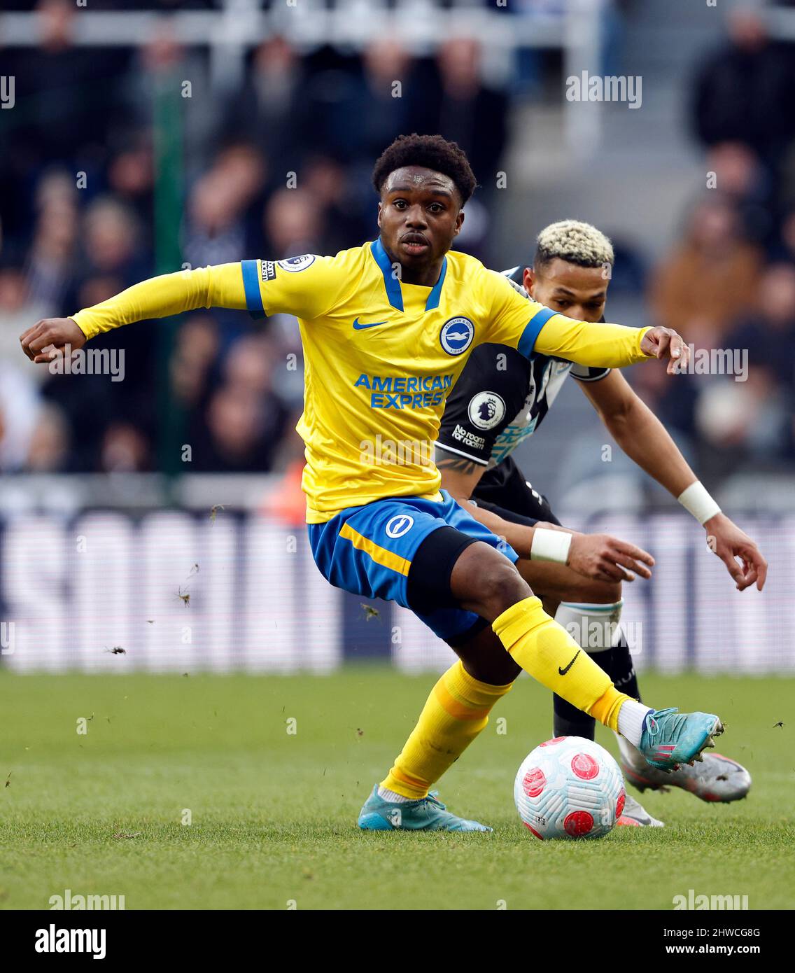 Brighton e Hove Albion's Tariq Lamptey (a sinistra) e Newcastle United's Joelinton combattono per la palla durante la partita della Premier League al St. James' Park, Newcastle upon Tyne. Data foto: Sabato 5 marzo 2022. Foto Stock