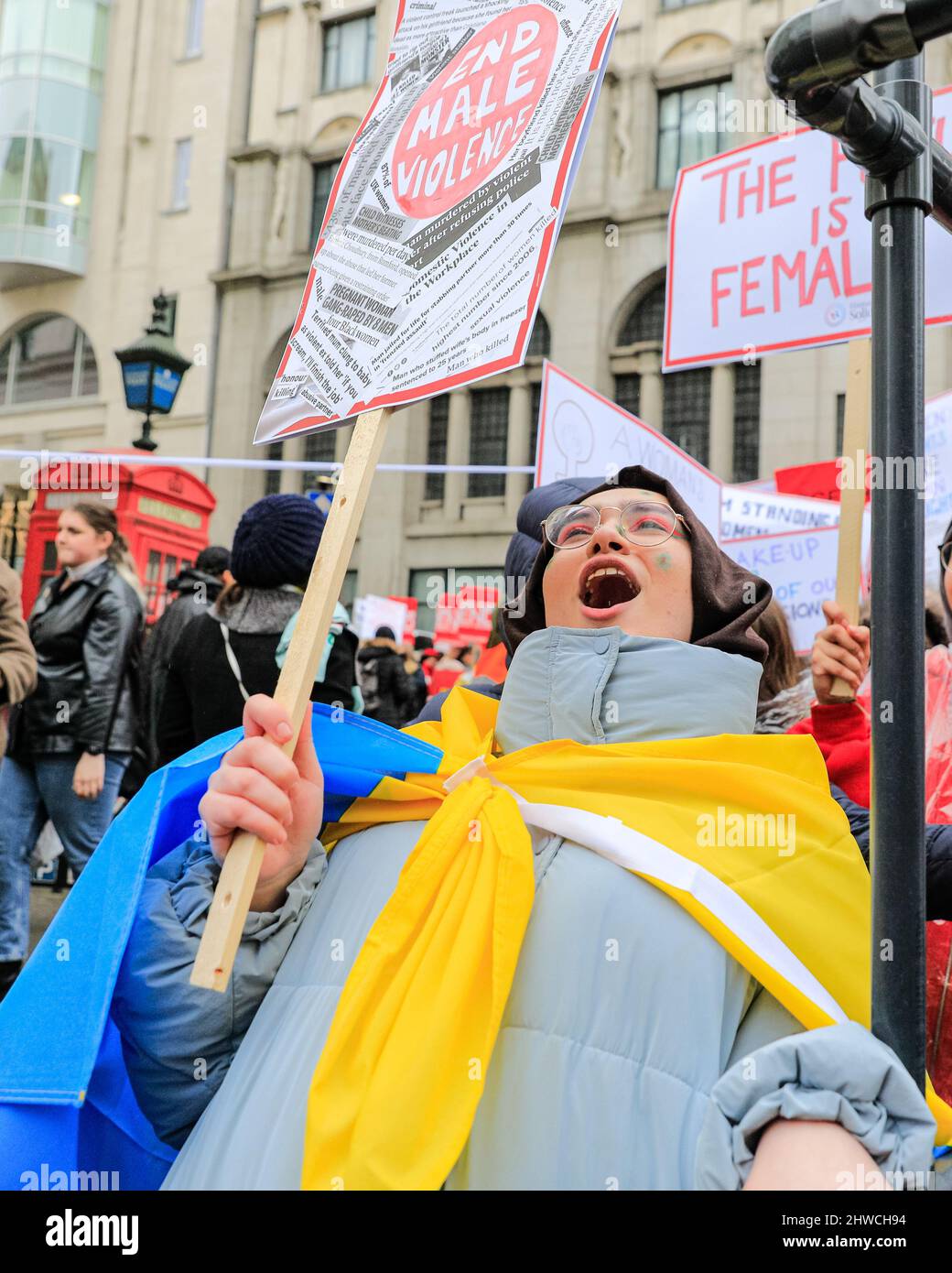 Londra, Regno Unito. 05th Mar 2022. Attivisti e manifestanti femminili si adoperano per le strade del centro di Londra. La marcia annuale Million Women Rise va da Charing Cross a Westminster. Le donne chiedono di porre fine alla violenza maschile contro donne e ragazze e di ricordare le vittime della violenza contro le donne. Credit: Imagplotter/Alamy Live News Foto Stock