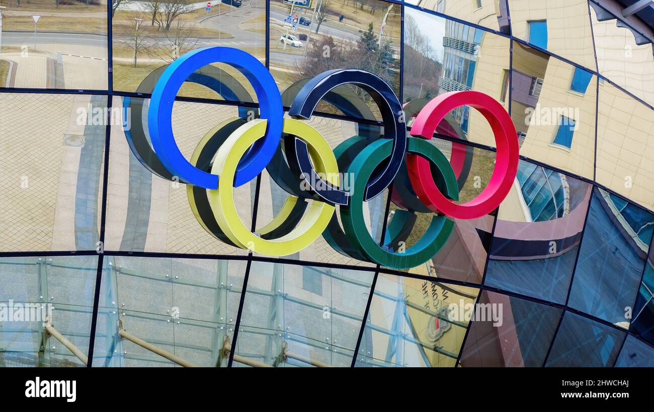 MINSK, BIELORUSSIA - 05 MARZO 2022: Simboli olimpici, anelli olimpici sulla costruzione della sede principale del Comitato Olimpico Nazionale della Repubblica o Foto Stock