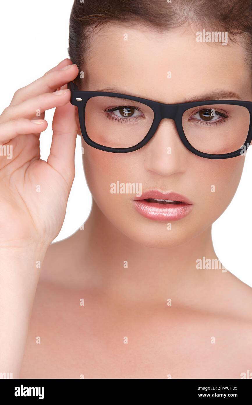 Hipster Beauty. Studio ritratto di una bella donna che indossa spesso riammed occhiali isolati su bianco. Foto Stock