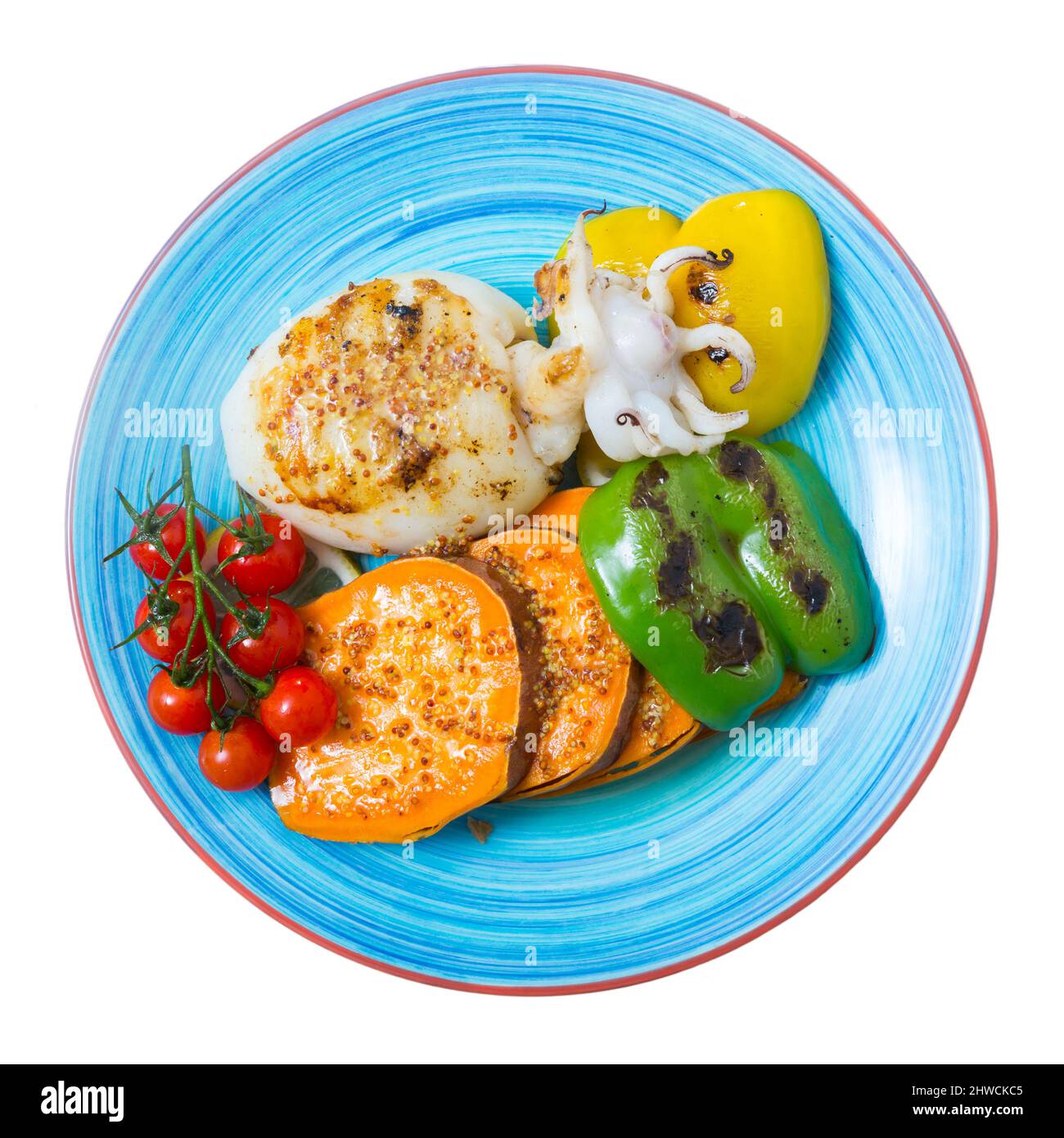 Immagine di seppia fritte su un grill con pepe, batat bolliti e miele-la salsa di senape sulla piastra. Isolato su sfondo bianco Foto Stock