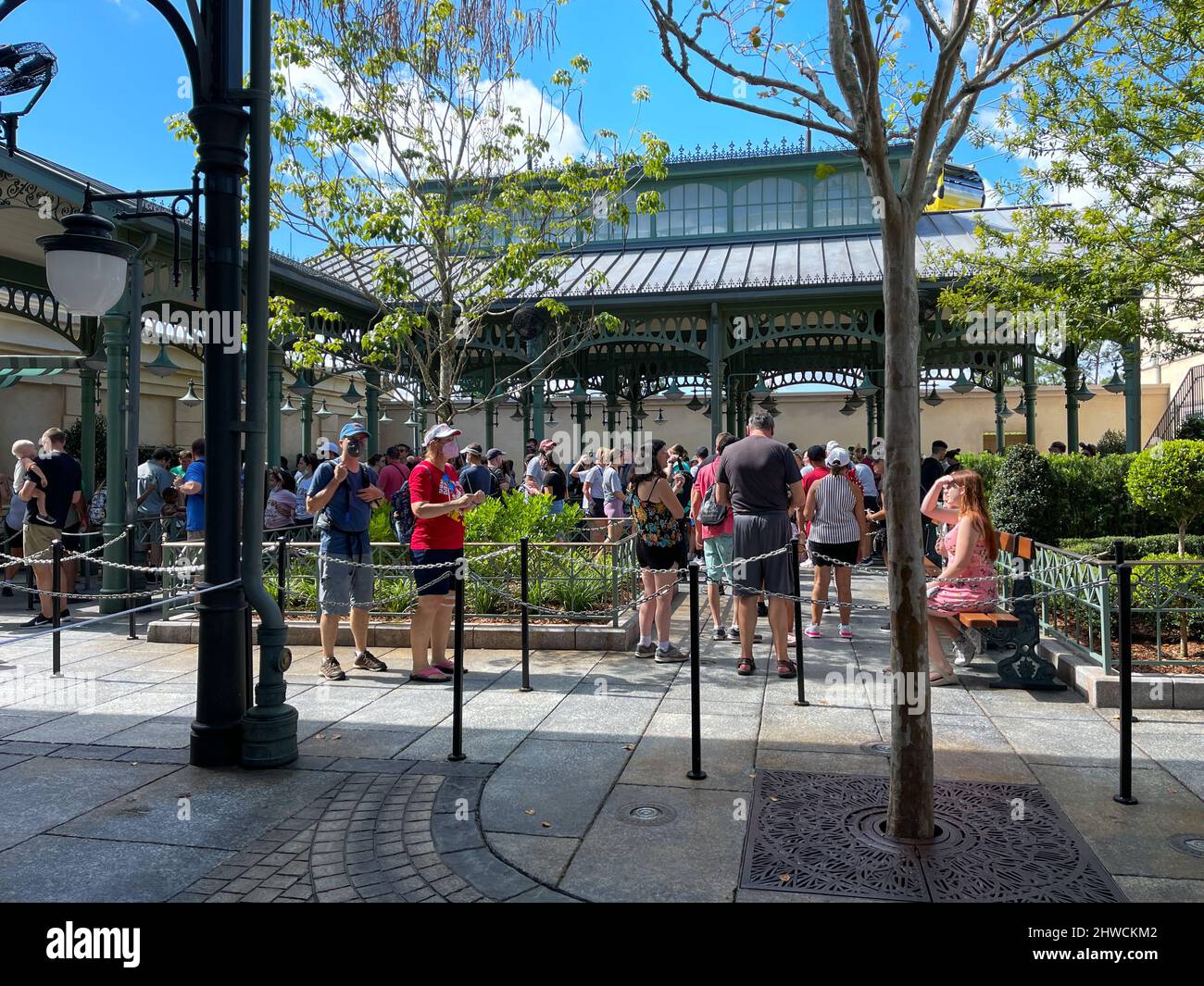 Orlando, FL USA- 9 ottobre 2021: Persone in attesa in fila per il giro di Remy Ratatouille al Padiglione Francese a EPCOT nel Walt Disney World in OR Foto Stock