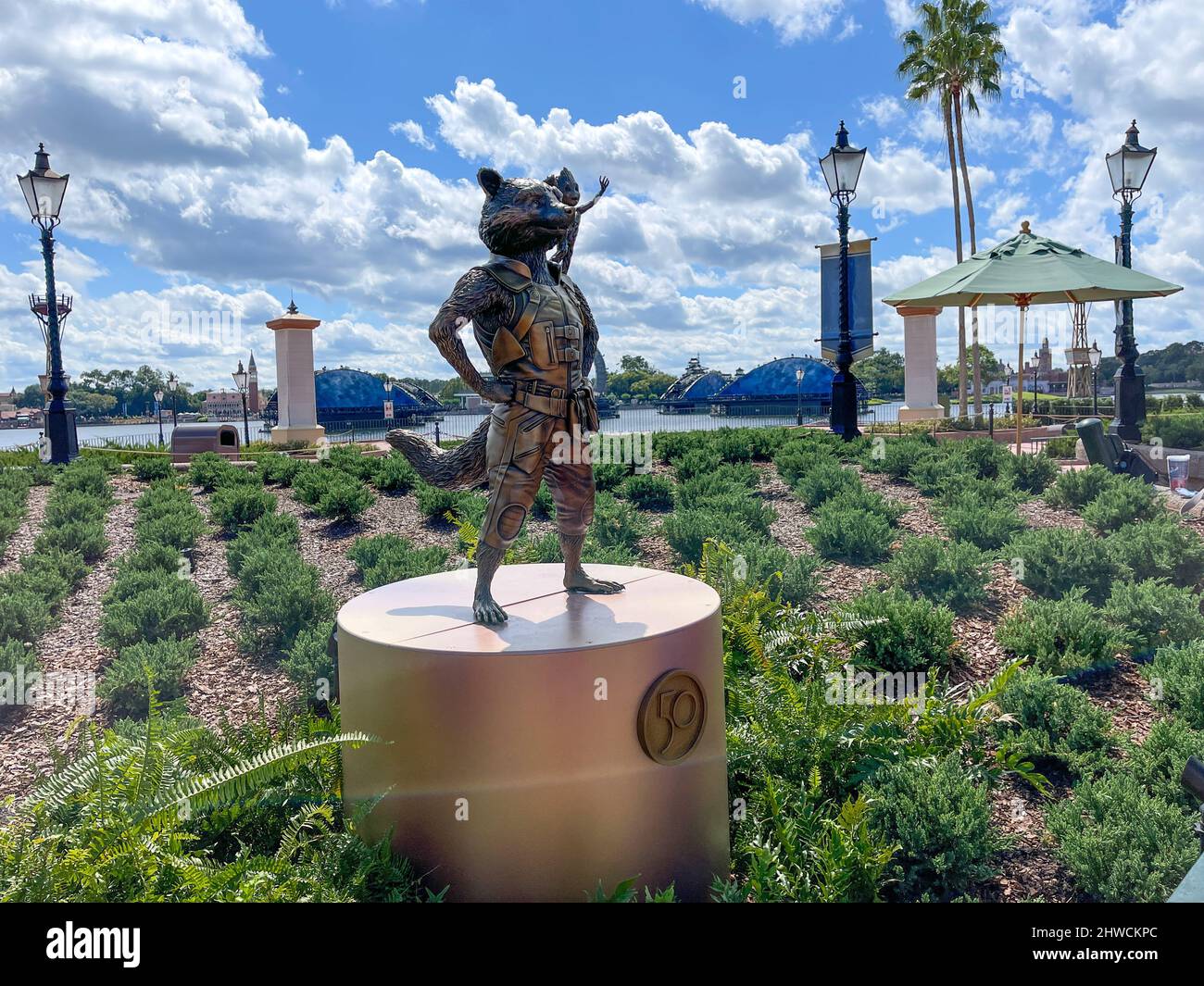 Orlando, FL USA- 9 ottobre 2021: La statua del 50th anniversario di Rocekt e Baby Groot a EPCOT nel Walt Disney World di Orlando, Florida. Foto Stock