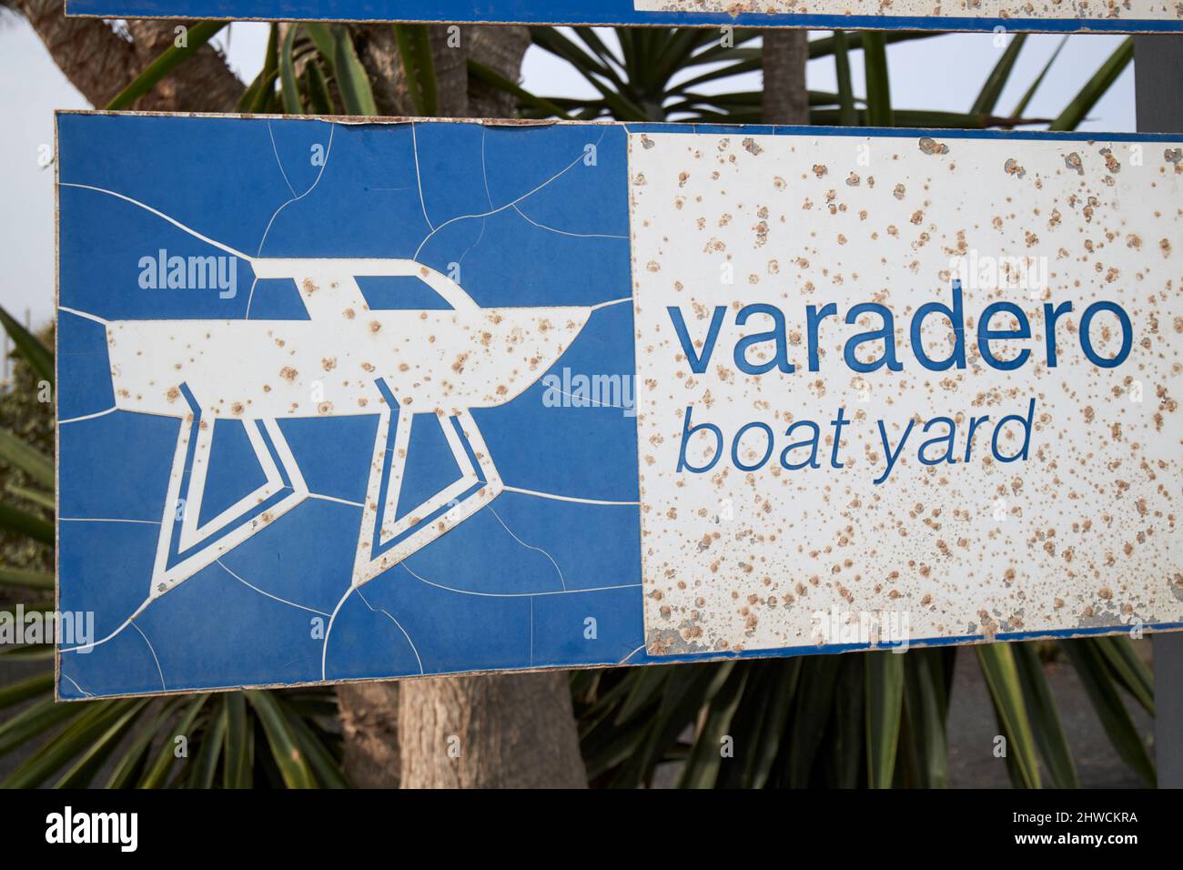 cartello arrugginito per varadero o cantiere navale a playa blanca lanzarote isole canarie spagna Foto Stock