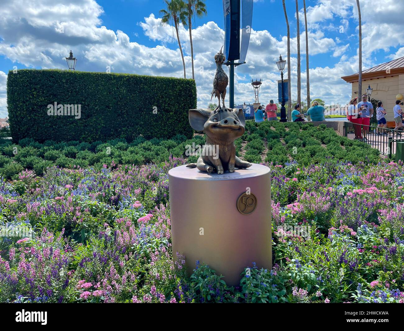 Orlando, FL USA- 9 ottobre 2021: La statua del 50th anniversario di Hei Hei e Pua a EPCOT nel Walt Disney World di Orlando, Florida. Foto Stock