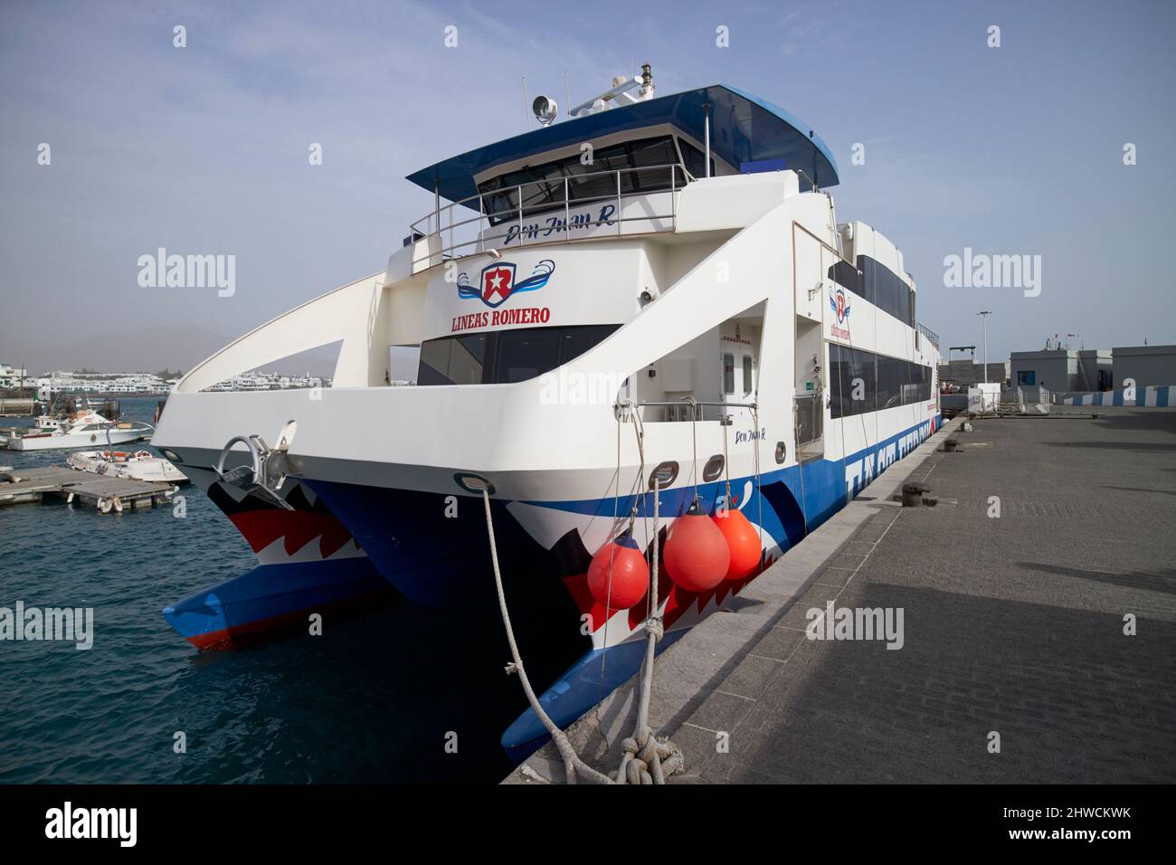 lineas romero traghetto veloce catamarano don juan r nave ormeggiato ni playa blanca lanzarote isole canarie spagna Foto Stock