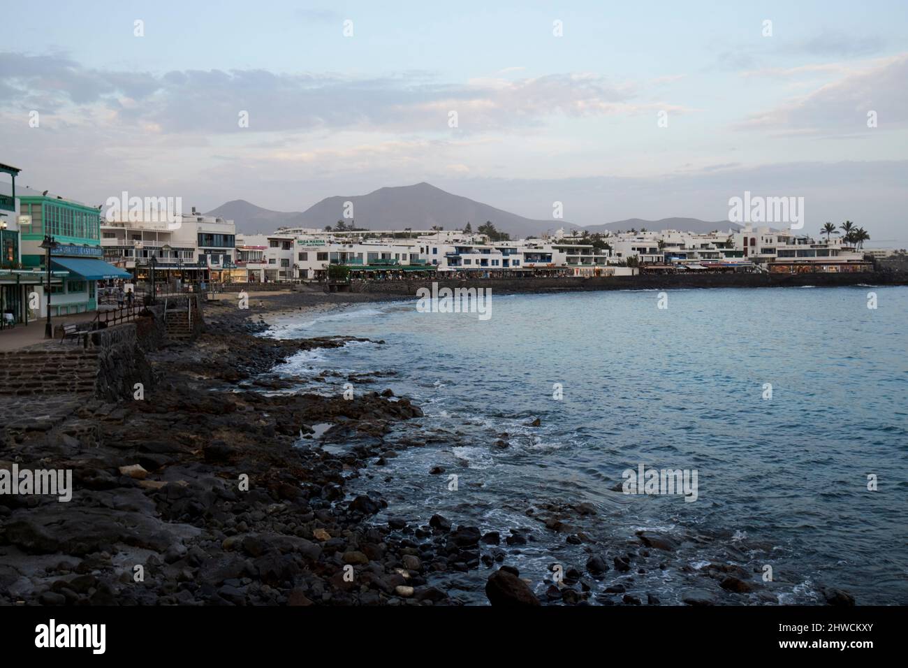 spiaggia e lungomare in serata playa blanca lanzarote isole canarie spagna Foto Stock