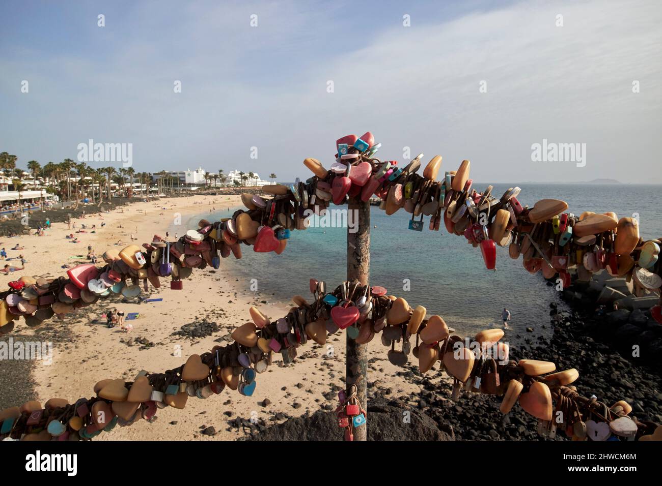 amore serrature su recinzione catena che domina playa flamingo playa blanca lanzarote canarie isole spagna Foto Stock