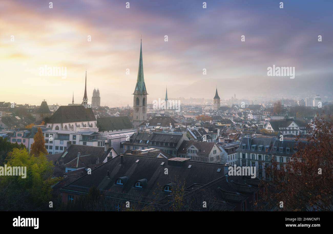Vista aerea dello skyline di Zurigo al tramonto e delle torri della chiesa - Zurigo, Svizzera Foto Stock