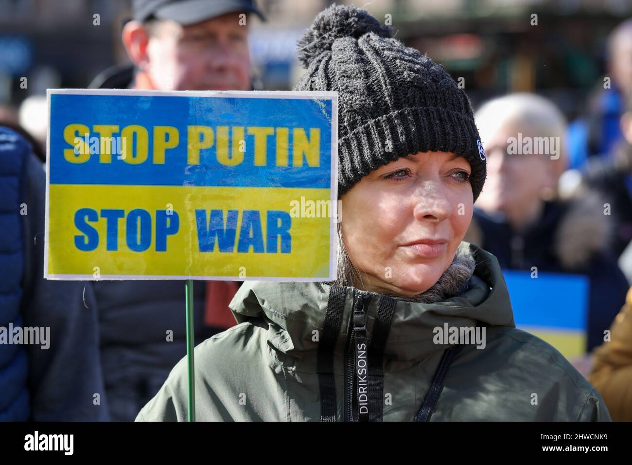 Glasgow, Regno Unito. 05th Mar 2022. Diverse centinaia di persone si sono rivelate a George Square, Glasgow, per dimostrare solidarietà e sostegno all'Ucraina e per chiedere alla Russia di fermare la guerra e l'invasione di quel paese. I politici locali, tra cui SUSAN AITKEN, leader del consiglio comunale di Glasgow, si sono rivolti alla folla riunita che ha incluso molti cittadini ucraini e russi tutti uniti nella loro condanna di Vladimir Putin, presidente della Russia. Credit: Findlay/Alamy Live News Foto Stock