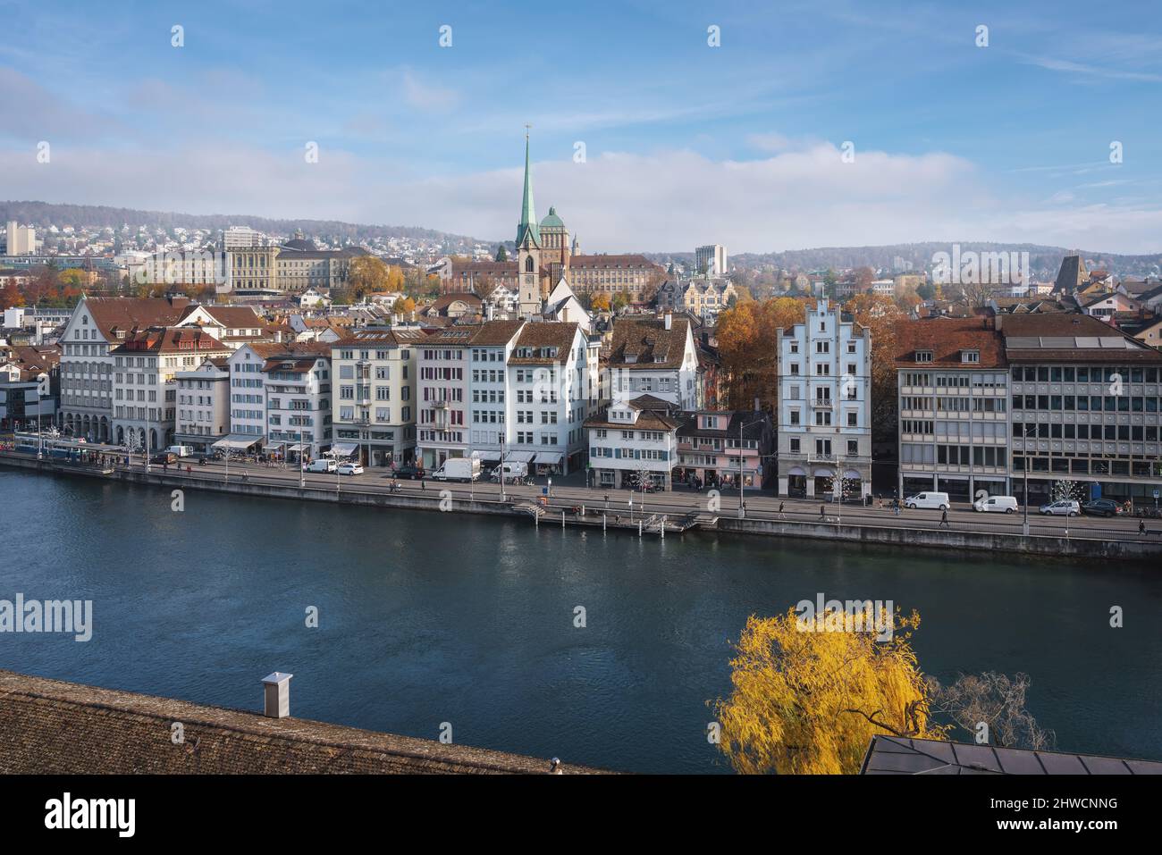 Veduta aerea dello skyline di Zurigo con la Chiesa di Predigerkirche e il fiume Limmat - Zurigo, Svizzera Foto Stock