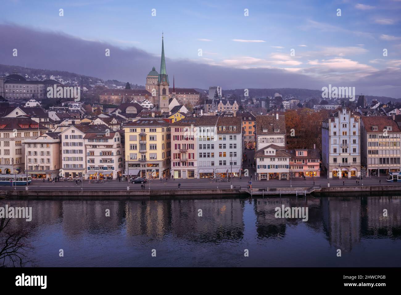 Veduta aerea dello skyline di Zurigo con la Chiesa di Predigerkirche - Zurigo, Svizzera Foto Stock