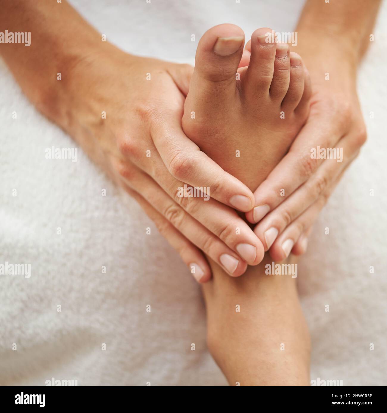 Il pedicure perfetto. Scatto ritagliato di un piede femminile che viene massaggiato. Foto Stock
