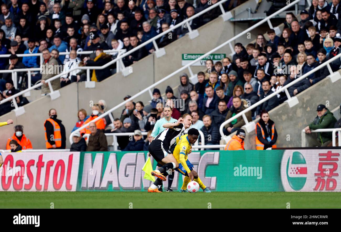 Dan Burn e Brighton del Newcastle United e Tariq Lamptey di Hove Albion (a destra) durante la partita della Premier League al St. James' Park, Newcastle upon Tyne. Data foto: Sabato 5 marzo 2022. Foto Stock