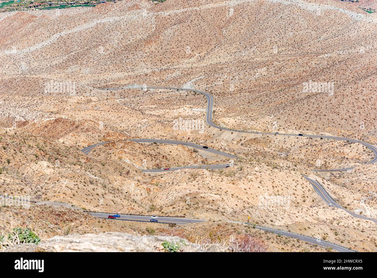 Coachella Valley Vista Point. Palm Springs, California, Stati Uniti. Guardando verso il basso sulle auto sull'autostrada 74. Foto Stock