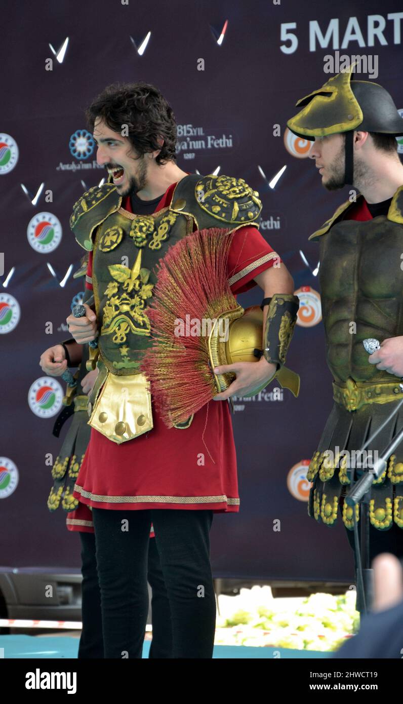 Evento per celebrare il 815th anniversario della conquista di Antalya, Turchia, da parte di Gıyaseddin Keyhüsrev, nel Parco di Karaalioğlu, Antalya, Turchia, il 5th marzo 2022. Rievocazione storica delle battaglie passate. L'evento è visto come una celebrazione della libertà. Foto Stock