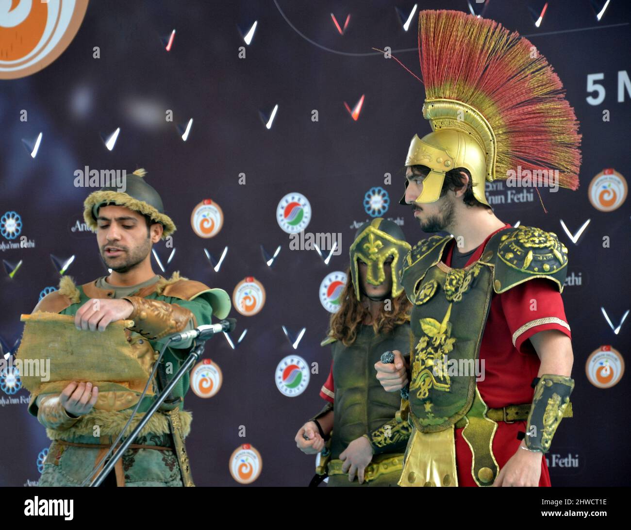 Evento per celebrare il 815th anniversario della conquista di Antalya, Turchia, da parte di Gıyaseddin Keyhüsrev, nel Parco di Karaalioğlu, Antalya, Turchia, il 5th marzo 2022. Rievocazione storica delle battaglie passate. L'evento è visto come una celebrazione della libertà. Foto Stock