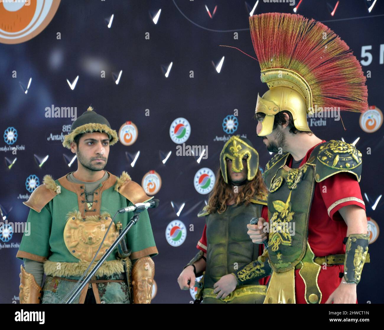 Evento per celebrare il 815th anniversario della conquista di Antalya, Turchia, da parte di Gıyaseddin Keyhüsrev, nel Parco di Karaalioğlu, Antalya, Turchia, il 5th marzo 2022. Rievocazione storica delle battaglie passate. L'evento è visto come una celebrazione della libertà. Foto Stock