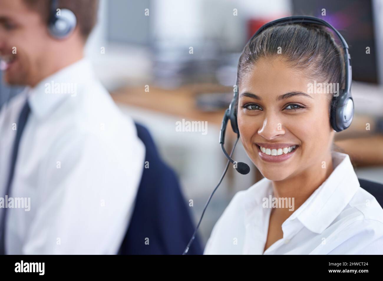 Thats un sorriso per le vendite. Scatto di una giovane donna che indossa una cuffia. Foto Stock