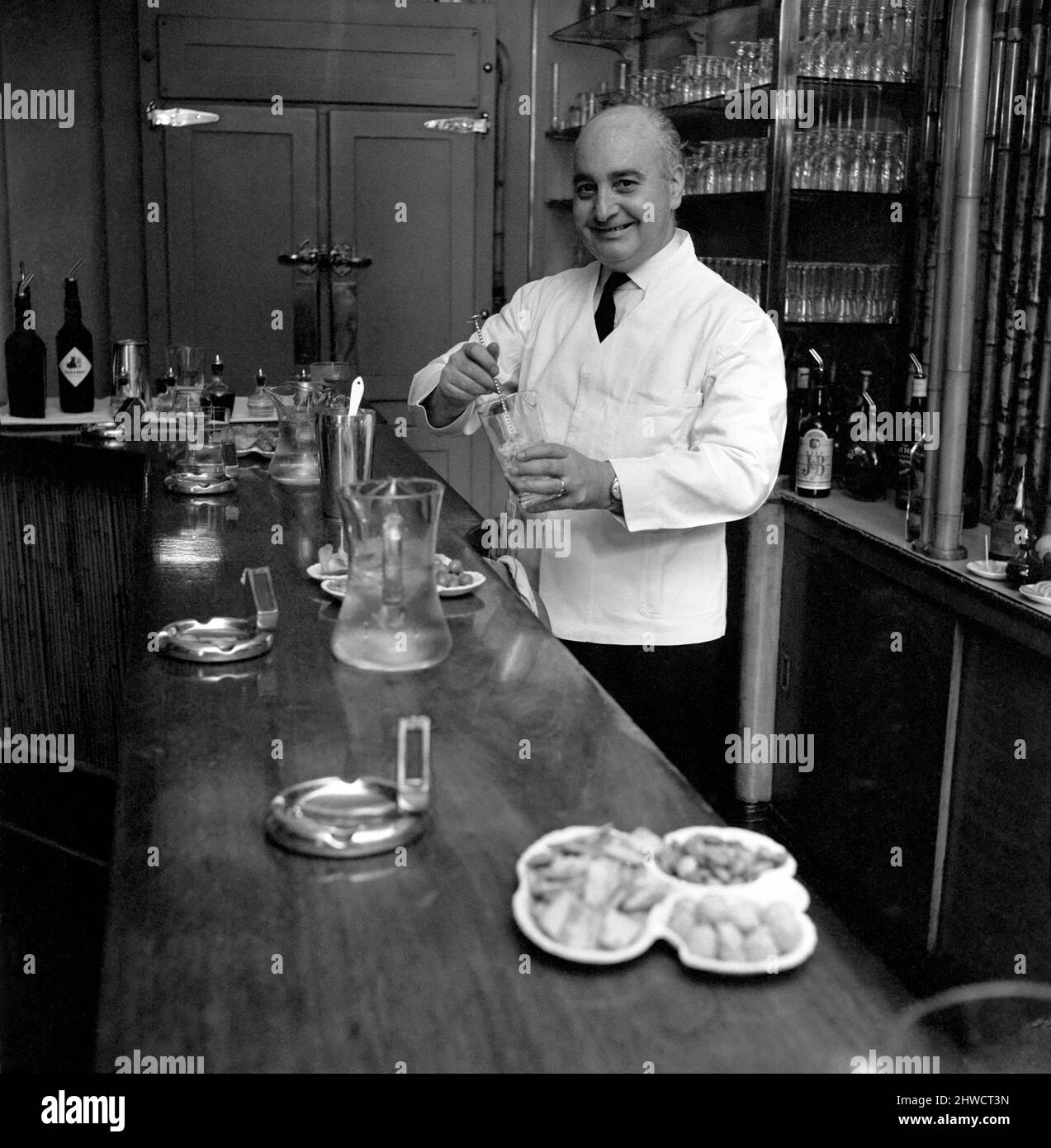 Drink: Cocktail Joe Gilmore, il miglior barman del Savoy Hotel di Londra, ha visto qui preparare dei cocktail. 1970 A1286-004 Foto Stock