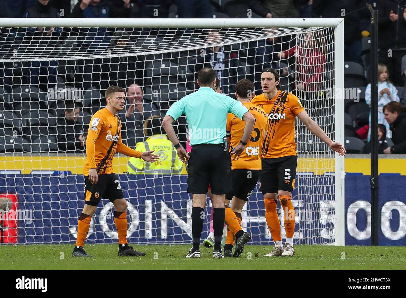 Hull, Regno Unito. 05th Mar 2022. L'arbitro James Linington premia una penalità a West Brom come protesta dei giocatori di Hull City a Hull, Regno Unito, il 3/5/2022. (Foto di James Heaton/News Images/Sipa USA) Credit: Sipa USA/Alamy Live News Foto Stock