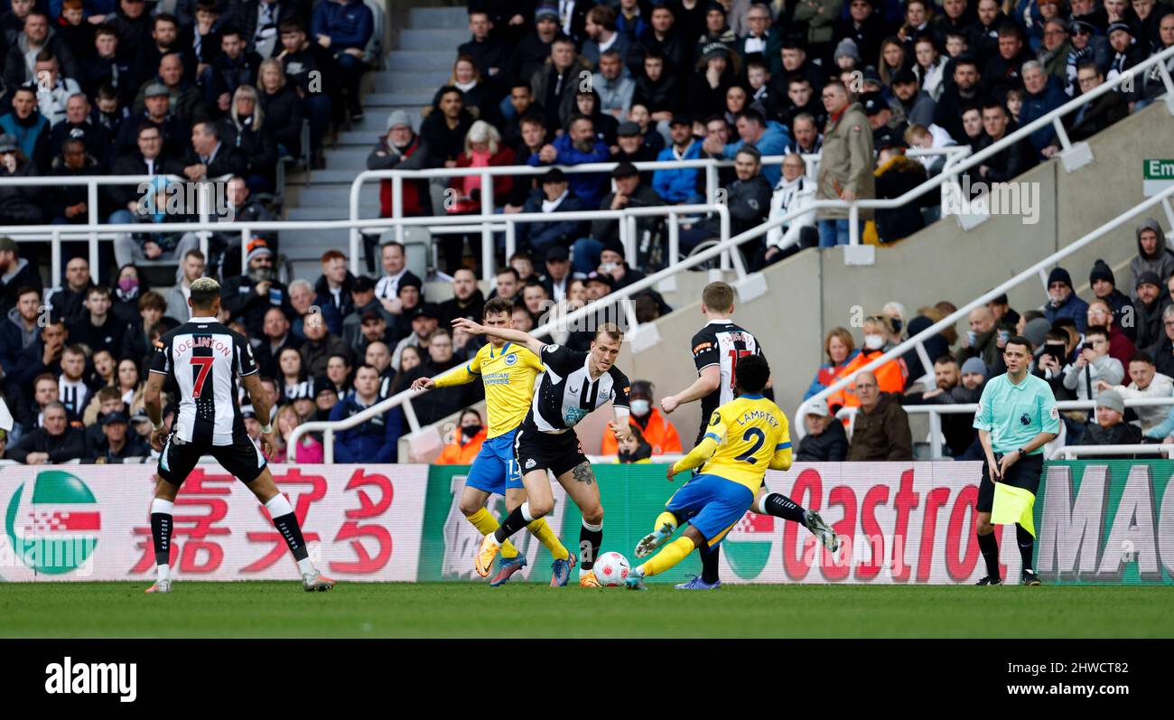 Dan Burn e Brighton del Newcastle United e Tariq Lamptey di Hove Albion (a destra) durante la partita della Premier League al St. James' Park, Newcastle upon Tyne. Data foto: Sabato 5 marzo 2022. Foto Stock