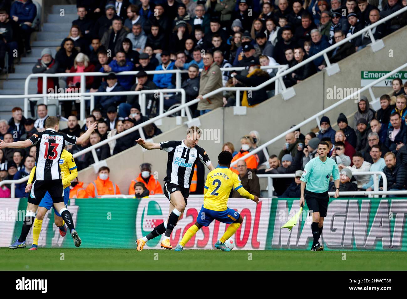 Dan Burn e Brighton del Newcastle United e Tariq Lamptey di Hove Albion (a destra) durante la partita della Premier League al St. James' Park, Newcastle upon Tyne. Data foto: Sabato 5 marzo 2022. Foto Stock