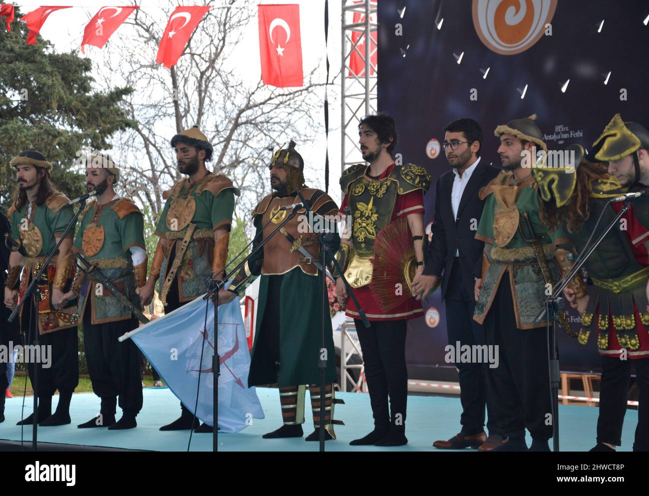 Evento per celebrare il 815th anniversario della conquista di Antalya, Turchia, da parte di Gıyaseddin Keyhüsrev, nel Parco di Karaalioğlu, Antalya, Turchia, il 5th marzo 2022. Rievocazione storica delle battaglie passate. Gli artisti si allineano per ricevere applausi al termine dello spettacolo. L'evento è visto come una celebrazione della libertà. Foto Stock