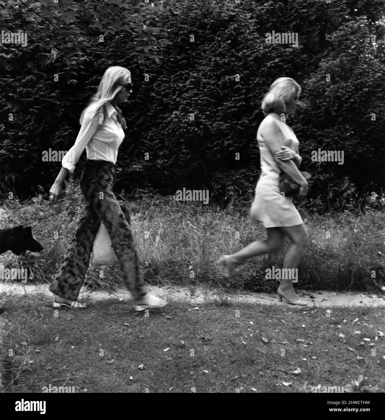 Rolling Stones: Brian Jones morte. Janet Lawson seguito da Anna Wohlin (bionda) Cotchford Farm, a Hartfield, Sussex 3 luglio 1969? Foto Stock