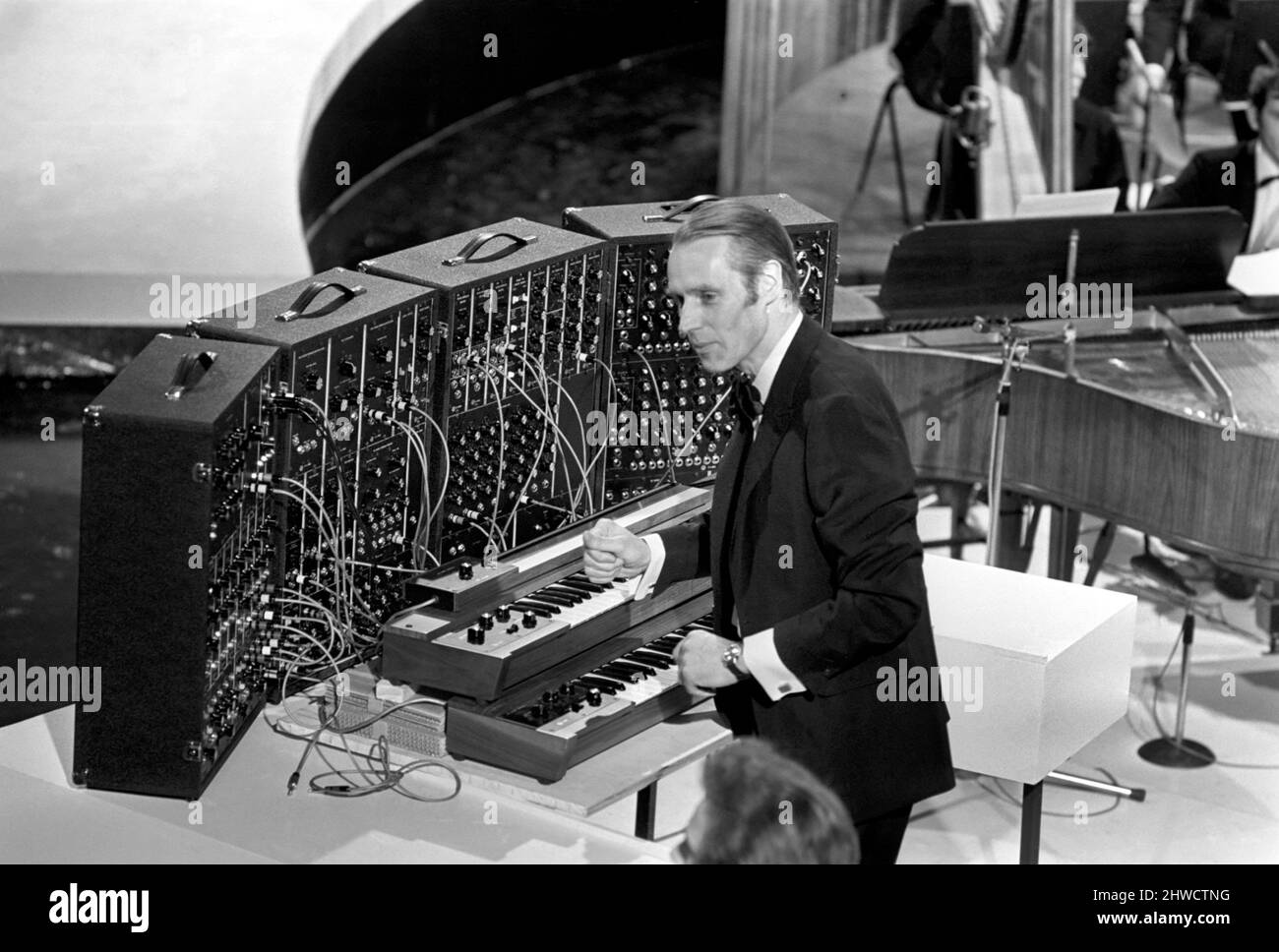 Ringo Starr, Spike Milligan, Lulu e Dudley Moore mostrano lo spettacolo di Natale. George Martin nello studio di registrazione. Gennaio 1970 Z12328-002 Foto Stock