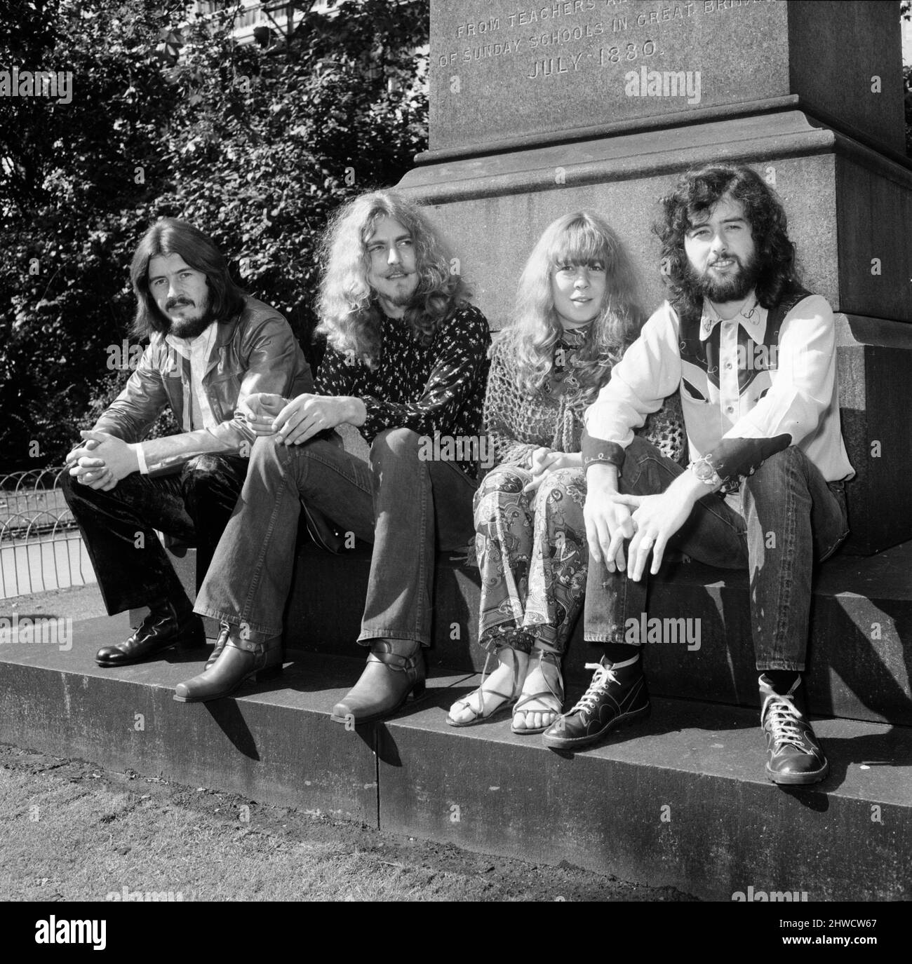 Sondaggio pop Melody Maker 1970. Premi presentati al Savoy Hotel. A spingere i Beatles fuori dal punto più alto sono stati LED Zeppelin.OPS: L-r John Bonham, Robert Plant, Sandy Denny (top cantante britannico femminile) e Jimmy pagina di LED Zeppelin. Settembre 1970. Foto Stock