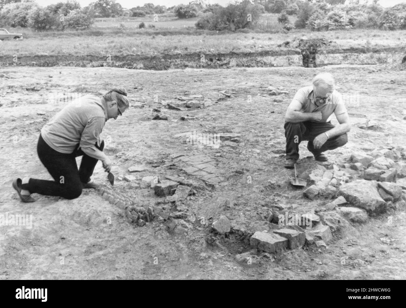 Nuneaton può aver dato un'altra importante scoperta archeologica - il sito di una casa dei Cavalieri Templari. I Cavalieri Templari erano membri di un ordine religoso che, durante le Crociate, prese voti di castità, povertà e obbedienza e giurò per salvare la Terra Santa combattendo l'infedele. Da documenti antichi è noto che i Cavalieri Templari avevano una casa nel distretto di Nuneaton circa dal 1185. Il sito è scomparso molto tempo fa ed è rimasto un mistero. Un ministero delle opere scavare vicino Bermuda Village sembra aver risolto il puzzle. Steven Taylor, un archeologo freelance, io Foto Stock