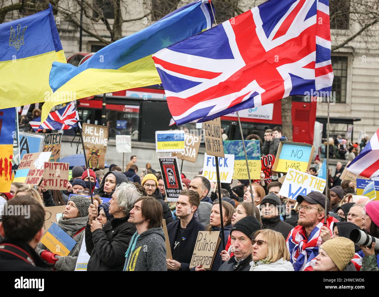 Londra, Regno Unito. 05th Mar 2022. I manifestanti si sono riuniti ancora una volta a Trafalgar Square con cartelli, cartelli e bandiere ucraine per radunarsi contro l'invasione russa dell'Ucraina e l'aggressione militare nel paese. Credit: Imagplotter/Alamy Live News Foto Stock