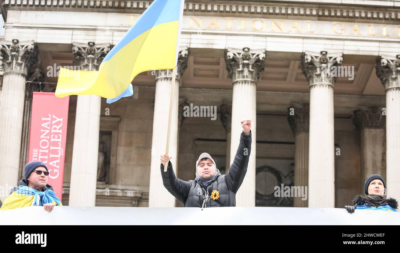 Londra, Regno Unito. 05th Mar 2022. I manifestanti si sono riuniti ancora una volta a Trafalgar Square con cartelli, cartelli e bandiere ucraine per radunarsi contro l'invasione russa dell'Ucraina e l'aggressione militare nel paese. Credit: Imagplotter/Alamy Live News Foto Stock