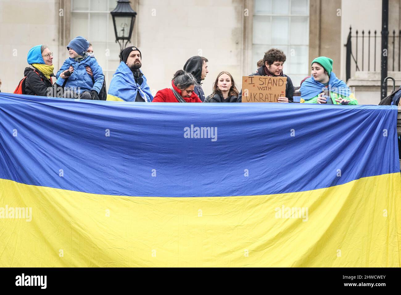 Londra, Regno Unito. 05th Mar 2022. I manifestanti si sono riuniti ancora una volta a Trafalgar Square con cartelli, cartelli e bandiere ucraine per radunarsi contro l'invasione russa dell'Ucraina e l'aggressione militare nel paese. Credit: Imagplotter/Alamy Live News Foto Stock