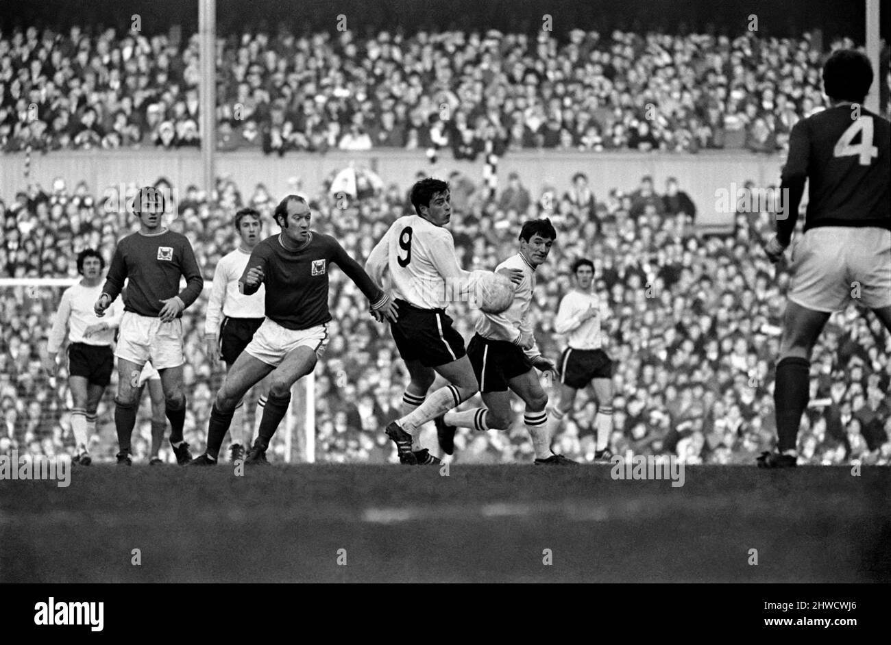Derby v. Nottingham Forest. Hennessey o'Hare e Carlin tengono d'occhio la palla. Dicembre 1969 Z11534-035 Foto Stock