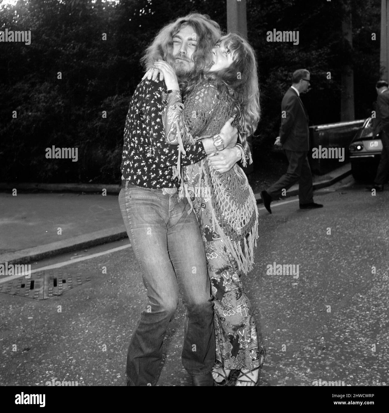 Sondaggio pop Melody Maker 1970. Premi presentati al Savoy Hotel. OPS: Robert Plant di LED Zeppelin (miglior cantante maschile) con Sandy Denny (cantante femminile inglese). Settembre 1970. Foto Stock