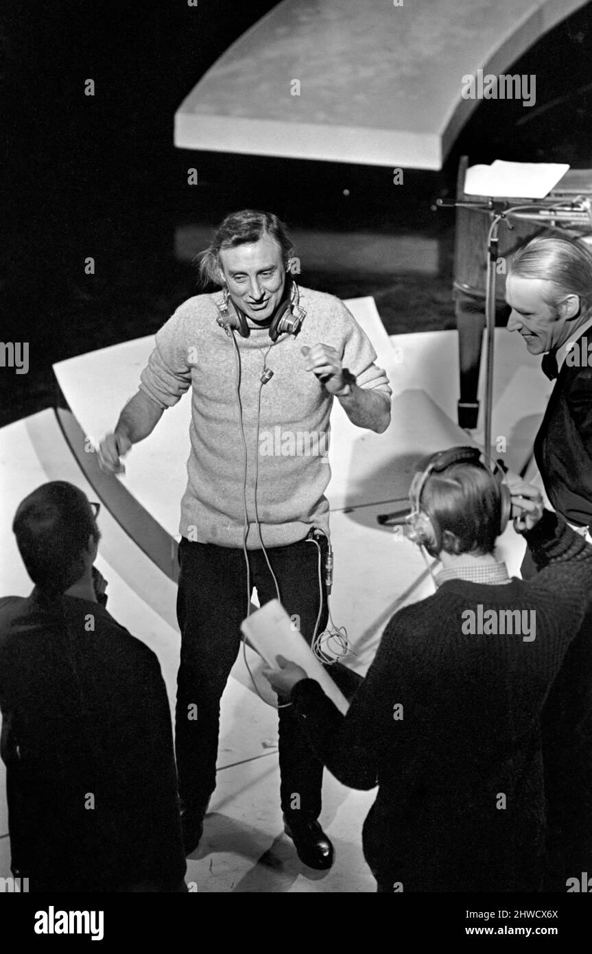 Ringo Starr, Spike Milligan, Lulu e Dudley Moore mostrano lo spettacolo di Natale. Spike Milligan con George Martin nello studio di registrazione. Gennaio 1970 Z12328-003 Foto Stock