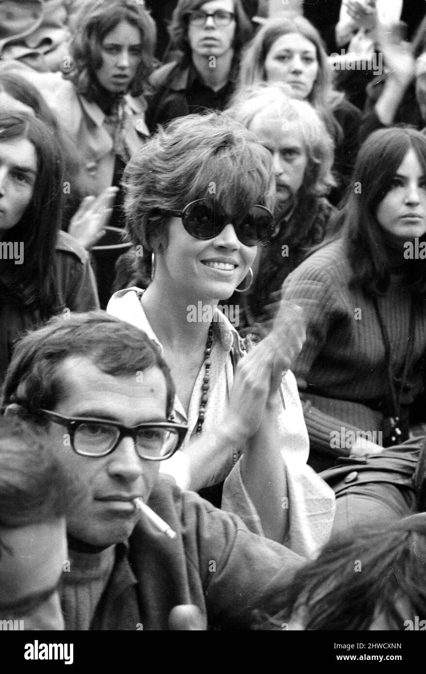 Jane fonda e Roger Vadim applaudono l'OMS al Festival dell'Isola di Wight.30th Agosto 1969. Foto Stock