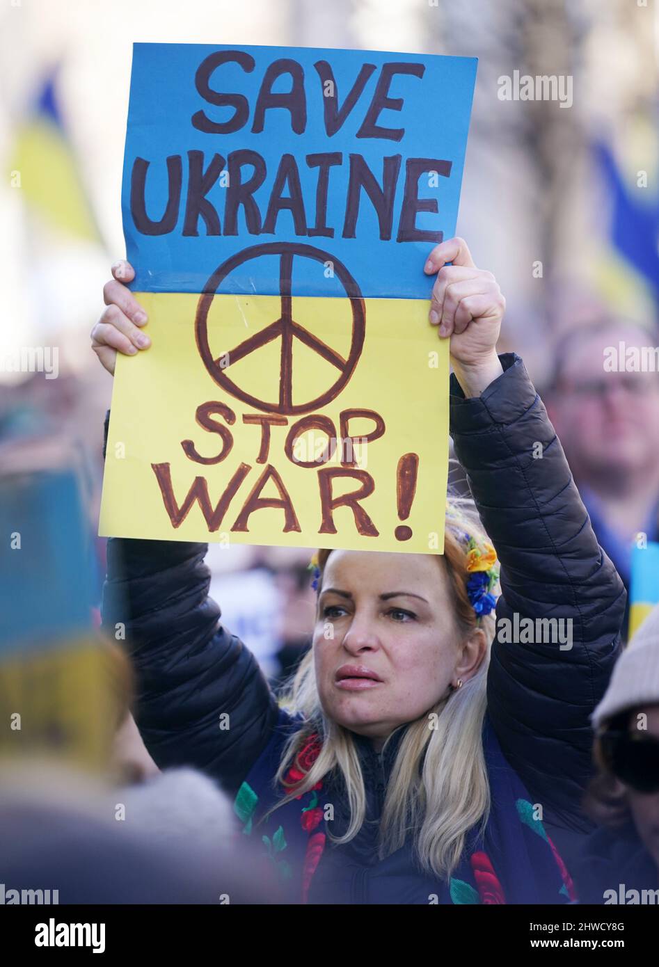 La gente protesta contro la guerra russa in Ucraina nel centro di Dublino. Data foto: Sabato 5 marzo 2022. Foto Stock