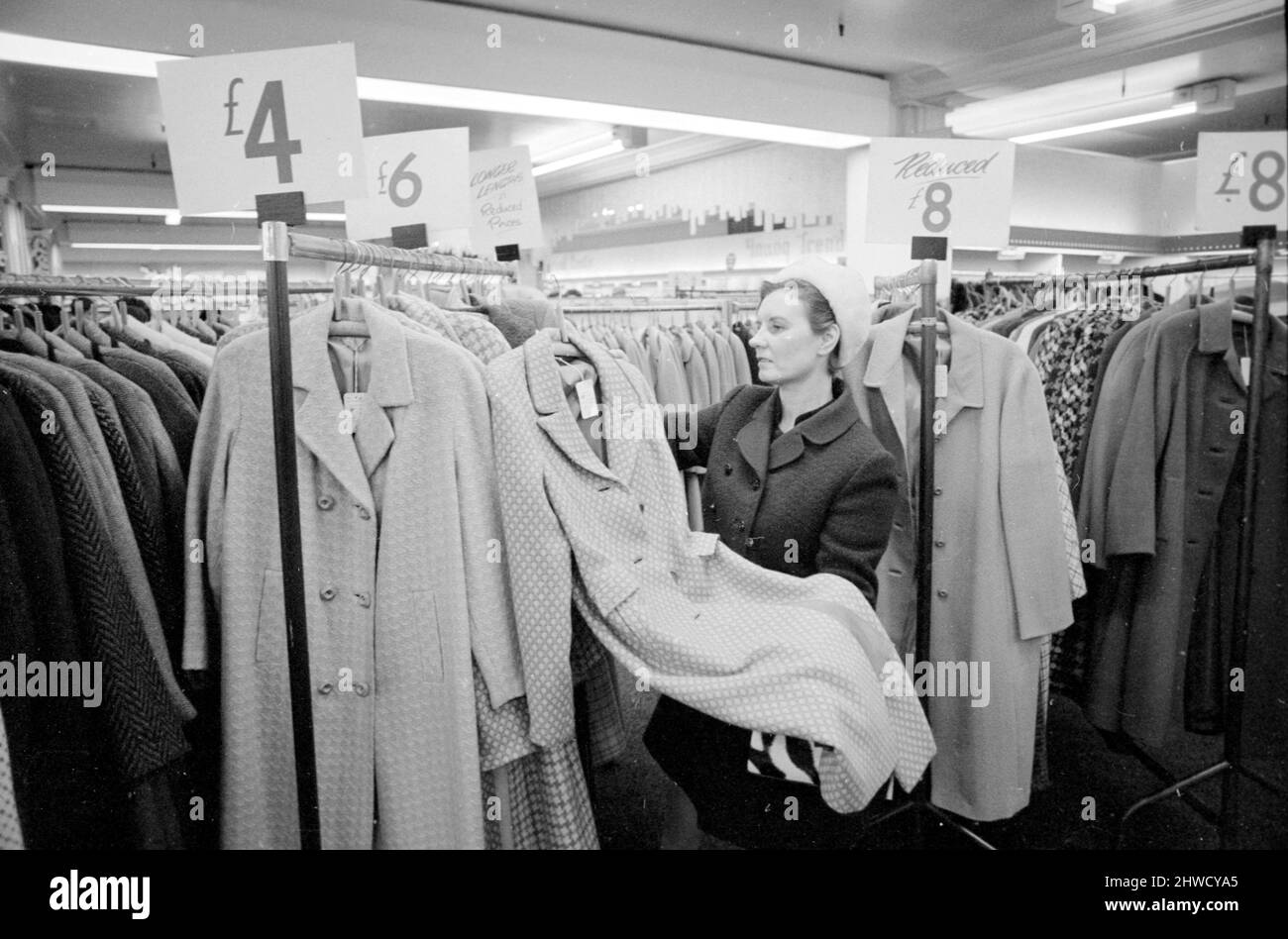 La sig.ra Gwyneth Dunwoody, segretario parlamentare del Consiglio di Commercio, fuori e circa l'ispezione delle merci nelle vendite di gennaio di Londra.4th gennaio 1970. Foto Stock