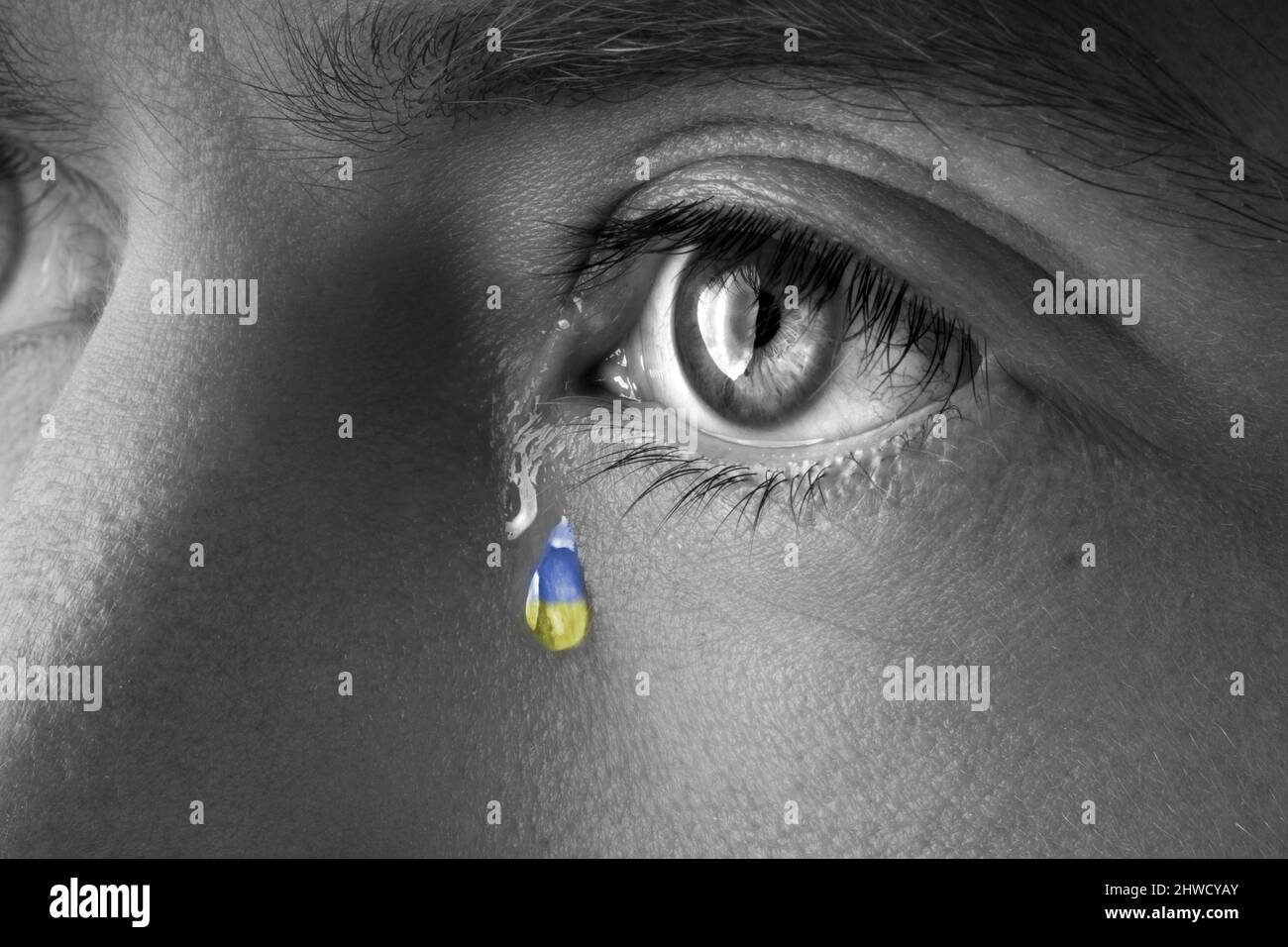 Lacrime di dolore con bandiera Ucraina. Russia - Ucraina guerra. Salvare l'Ucraina e fermare la guerra. Prega per l'Ucraina Foto Stock