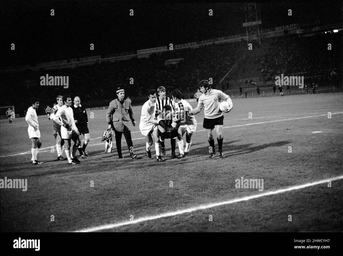 Sport-Football Inter City Fiere Cup: Oporto contro Newcastle United. Dyson, il Newcastle in avanti, è mezzo trascinato e mezzo portato fuori dal campo da due giocatori di Porto per ricevere il trattamento, mentre wyn Davies cerca di fermarli. Novembre 1969 Z11869-008 Foto Stock