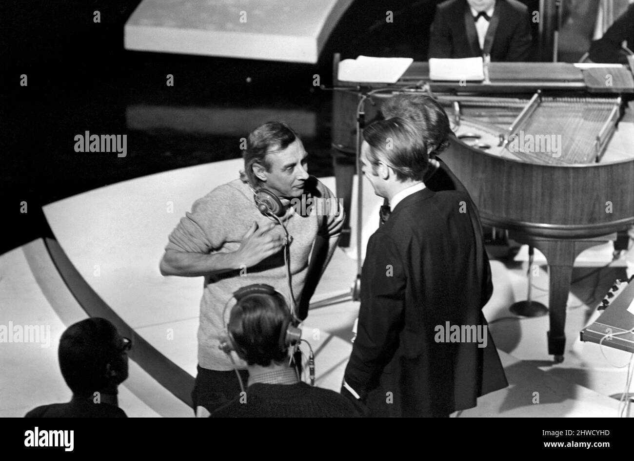 Ringo Starr, Spike Milligan, Lulu e Dudley Moore mostrano lo spettacolo di Natale. Spike Milligan con George Martin nello studio di registrazione. Gennaio 1970 Z12328-004 Foto Stock