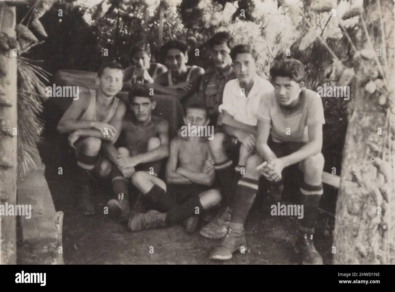 Archivio storico immagine un gruppo di ragazzi giovani scout di cui sono seduti togedher per il camerain una tenda? 1930s Foto Stock