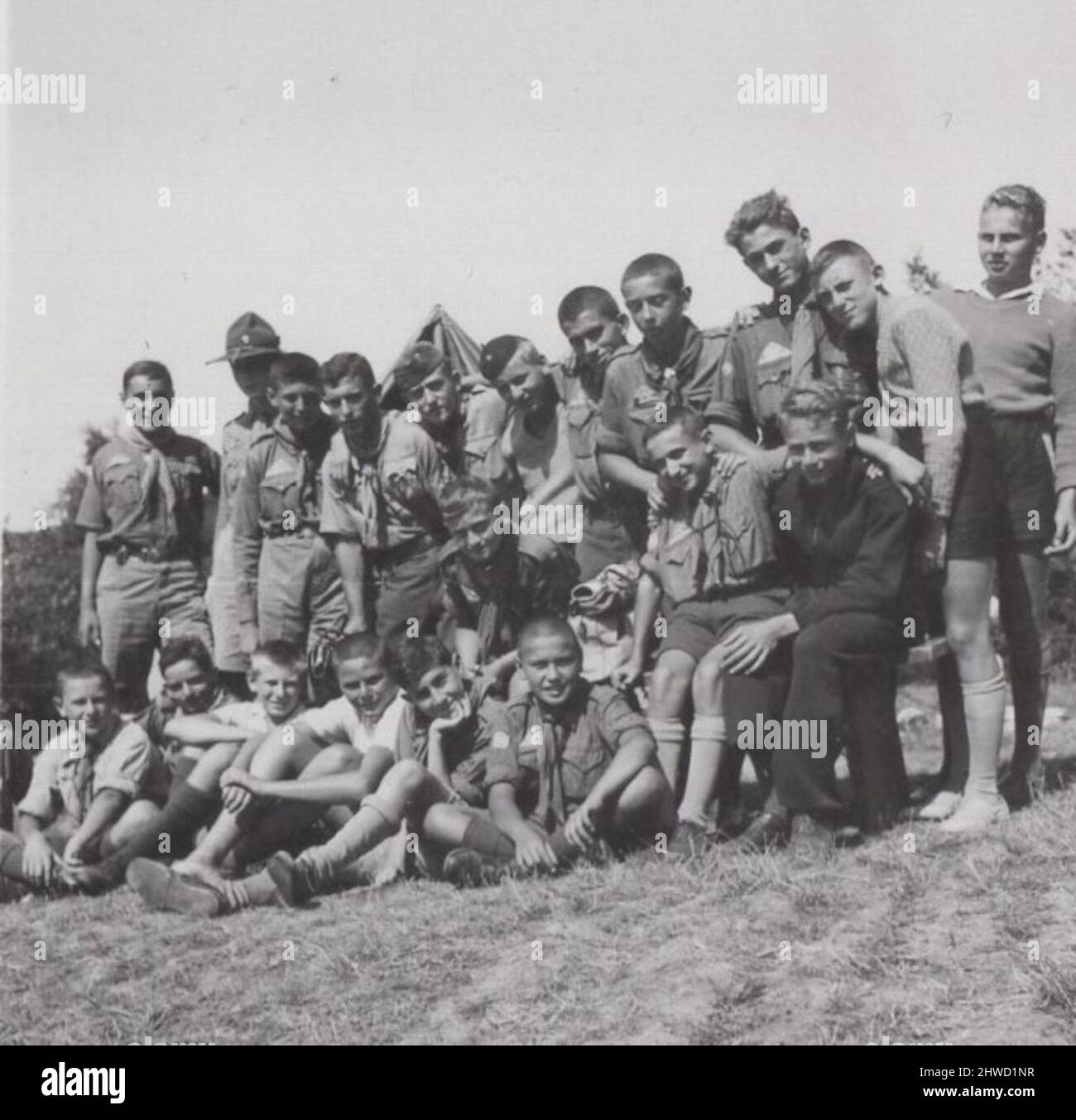 Archivio storico immagine di un gruppo di ragazzi scout giovani che sono in piedi per la macchina fotografica in un campo scout, jamboree a 1930s Foto Stock
