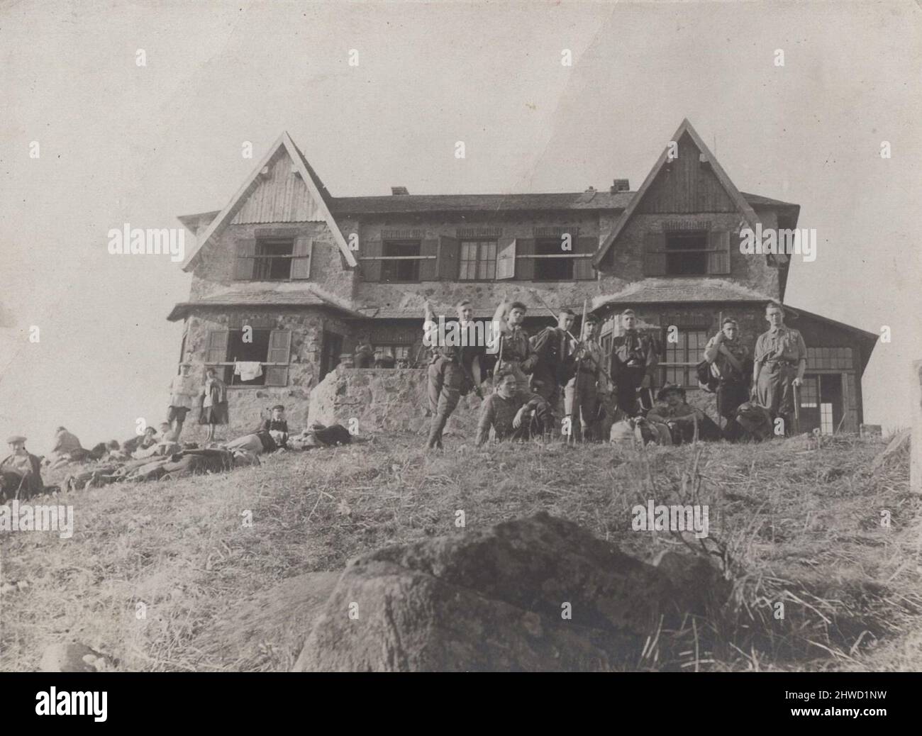 Archivio storico Gruppo di immagini di giovani di fronte ad una grande casa alcuni dei giovani indossano uniformi scout. At 1920s Foto Stock
