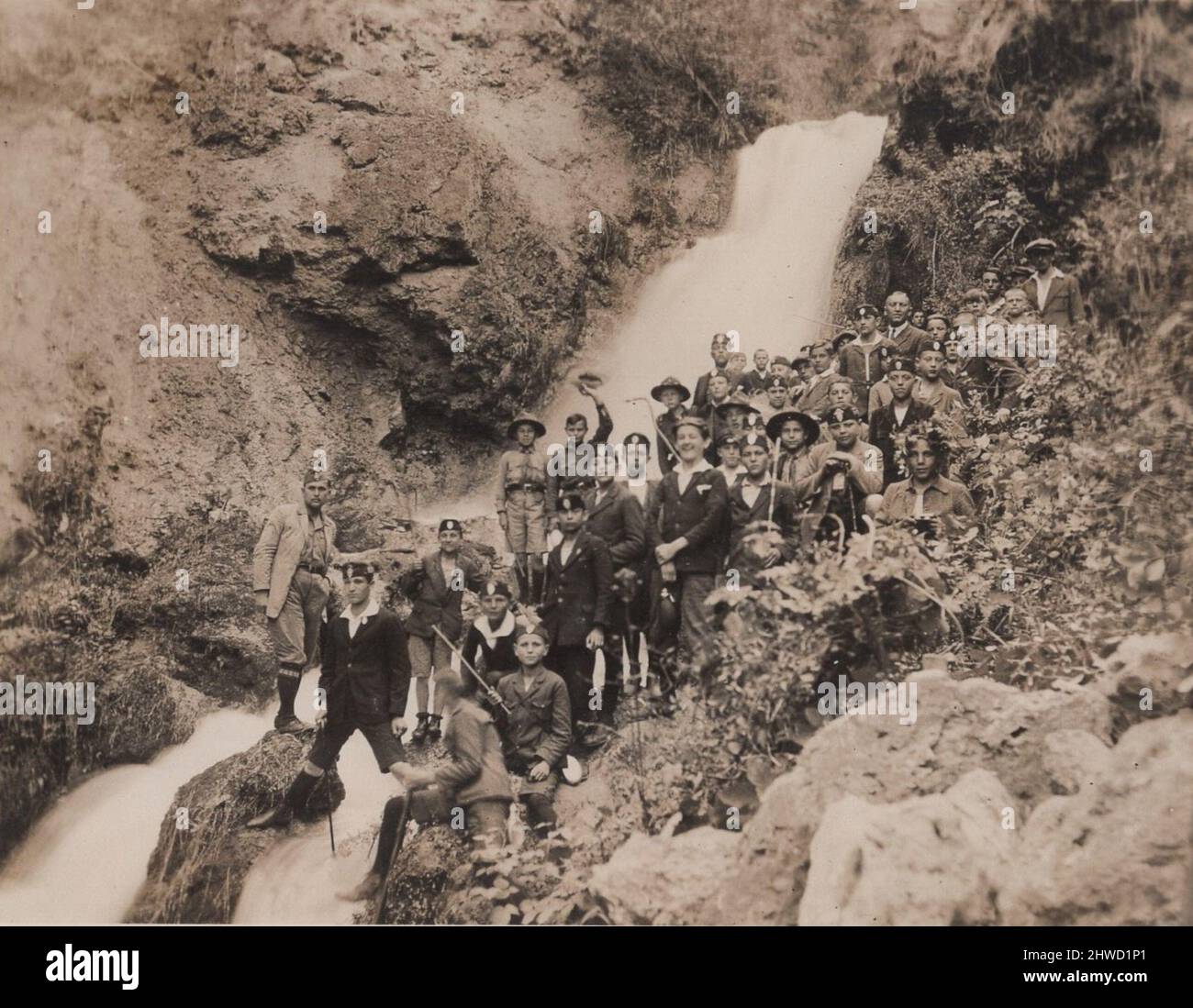 Archivio storico immagine su gruppo di ragazzi scout giovani e scout adulti prima di una grande cascata oltre agli scout ci sono Leventes quindi questa foto è stata scattata in Ungheria a 1930s Foto Stock